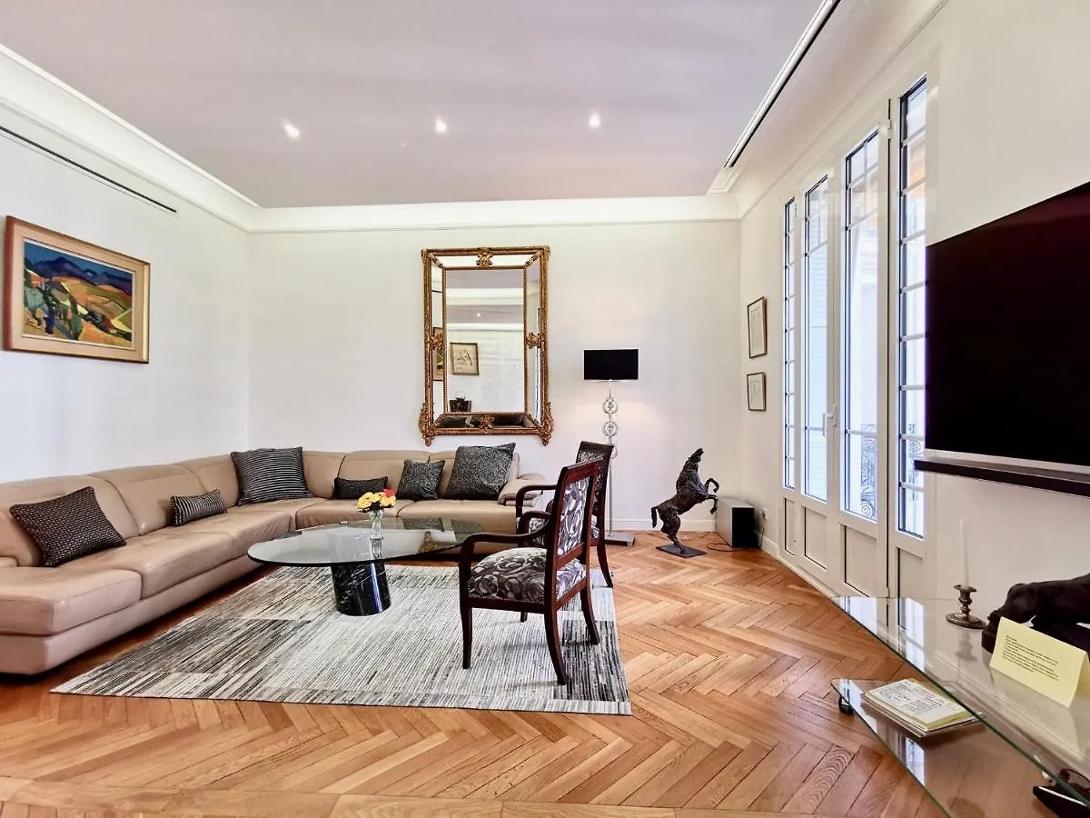 Luxury Baquis location